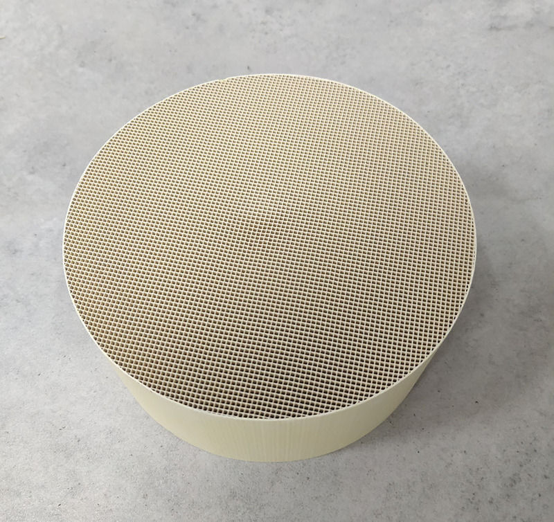 Cordierit-Substratmaterial, oxidierender Katalysator mit VOCs und einer Wandstärke von weniger als 0,2 mm